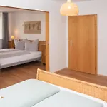 Gemuetlich Gestaltetes, Familiengefuehrtes Apartment Mit Burgblick Apartamento